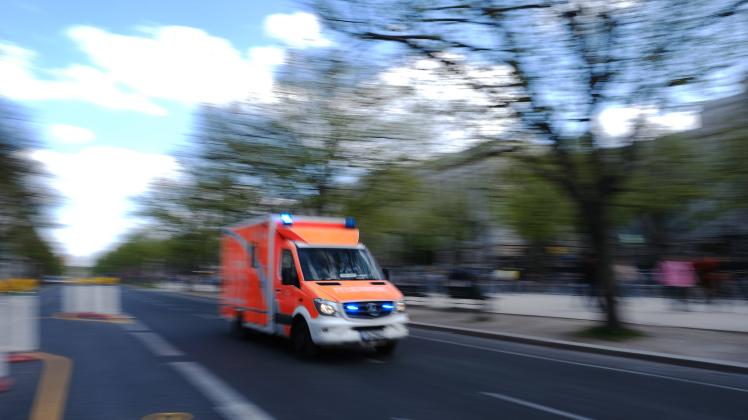 Rettungswagen der Berliner Feuerwehr mit Blaulicht unterwegs in Berlin. / Berlin Fire Department ambulance with blue lig