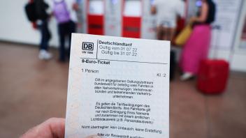 Im ersten Gültigkeitsmonat des sogenannten 9-Euro-Tickets sind dem Verband Deutscher Verkehrsunternehmen (VDV) zufolge bundesweit rund 21 Millionen der Sonderfahrkarten verkauft worden. Foto: Christian Charisius/dpa