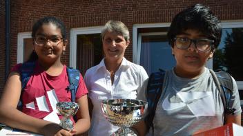 Die AVS-Schüler Diya und Sai Rao Rayasam haben beim Englischwettbewerb „Bis Challenge“ Pokale gewonnen. Lehrerin Kerstin Röper leitet die Teilnahme und freut sich für die Zwillinge.