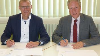 Professor Dr. Björn Christensen, Präsident der Fachhochschule Kiel (links), und Andreas Bitzer, Schulleiter und Geschäftsführer der Walther-Lehmkuhl-Schule der Stadt Neumünster, unterschreiben einen Kooperationsvertrag.