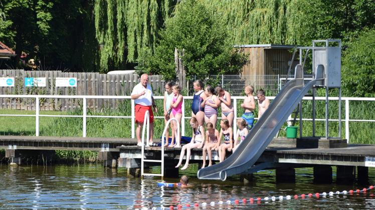 Schwimmen lernen, wie hier die Schüler der Grundschule in Sternberg, können Kinder auch in den Ferien. Der ASB hat noch freie Plätze in seinen Kursen