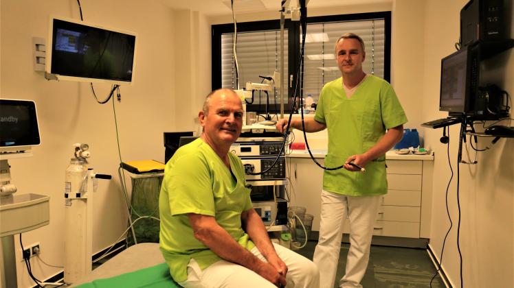 Der Gastroenterologe Dr. Dietrich Buchholz (li.) übergibt in dieser Woche seine Hagenower Praxis an Dr. Daniel Paschke. 