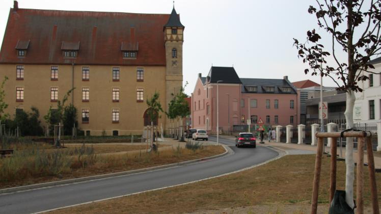 Hier am Bützower Schloss, wo frühe Autos parkten ist ein kleiner Park entstanden. 