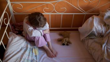ARCHIV - Kopf, Bauch- oder Rückenschmerzen: Bei vielen Kindern hat sich Gesundheitszustand während der Pandemie verschlechtert. Foto: Silvia Marks/dpa-tmn