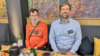 Sehr gemütlich: Geschäftsführer Stefan Nachtwey (rechts) und Klientensprecher Daniel Pommerening haben an einem Tisch im neuen Café der Brücke Neumünster an der Wrangelstraße Platz genommen und freuen sich, dass es dort jetzt richtig losgeht.