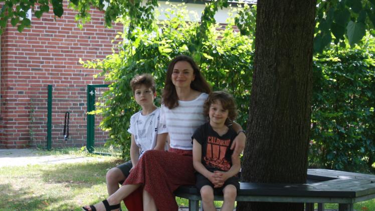Lara fühlt sich zusammen mit ihren Kinder im SOS Kinderdorf Harksheide wohl. 