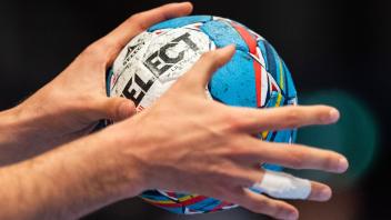 ARCHIV - Ein Handballer hält den Spielball in den Händen. Foto: Robert Michael/dpa/Symbolbild