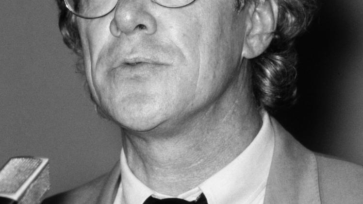 Gunter Peus Gunter Peus, deutscher Fernsehjournalist, Auslandskorrespondent und Kunstsammler, Deutschland um 1990. Germa