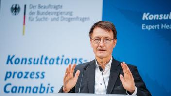Gesundheitsminister Karl Lauterbach bei der Expertenanhörung zur Vorbereitung der geplanten kontrollierten Abgabe von Cannabis an Erwachsene in Deutschland. Foto: Kay Nietfeld/dpa