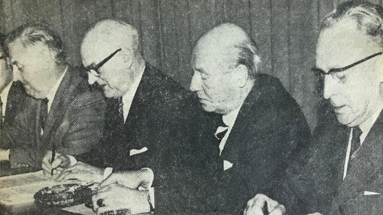 Vorbereitung auf die Kommunalreform: Landrat Josef Tegeler, Oberbürgermeister Willi Kelch, Oberstadtdirektor Fischer und Oberkreisdirektor Heinrich Backhaus im Jahr 1969.