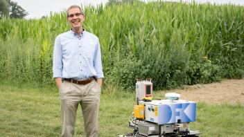 Informatikprofessor Joachim Hertzberg ist Sprecher des DFKI Niedersachsen in Osnabrück. Als Forscher arbeitet er daran, Maschinen künstlich intelligent zu machen - zum Beispiel diesem Feldroboter namens Arox.