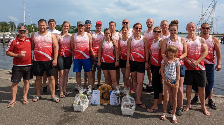 Das Sieger-Team des Drachenboot Cups in Kirchdorf auf Poel. Die Sternberger Pastinetten freuen sich nun auf die Wettkämpfe während der Warnemünder Woche.