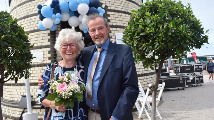 Helga und Siegfried Sierig haben am Donnerstag in Warnemünde ihre Diamantene Hochzeit gefeiert. Mehr noch: Siegfried hat heimlich eine Zeremonie für ein erneutes Eheversprechen auf dem Leuchtturm organisiert. 