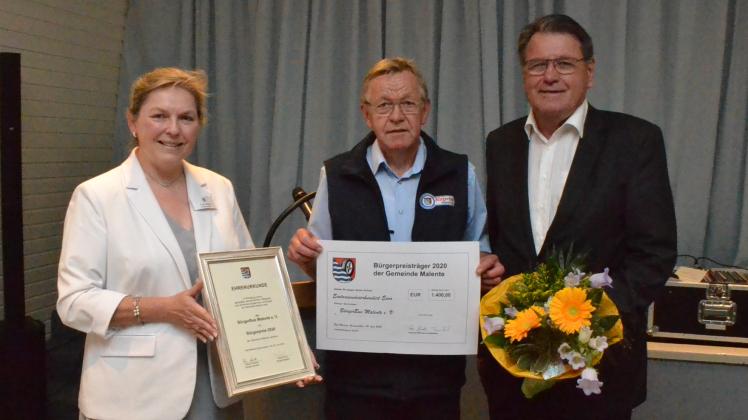 Jens Paulsen nahm den Bürgerpreis für 2020 von Bürgervorsteher Rainer Geerdts und Bürgermeisterin Tanja Rönck entgegen. Hiltrud Grenkowski, Preisträgerin 2021, war gesundheitsbedingt nicht erschienen.