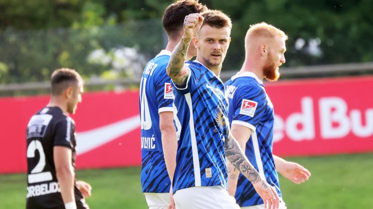 Neuzugang Sébastien Thill ballt seine Hand zur Siegerfaust: Der 28-Jährige feierte ein gelungenes Debüt im Trikot des FC Hansa Rostock.