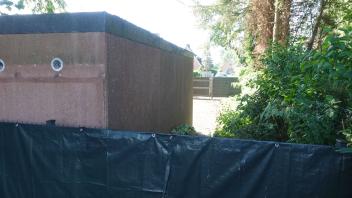 Seit Anfang April stehen die Garagen-Container vor dem Jüdischen Friedhof. 