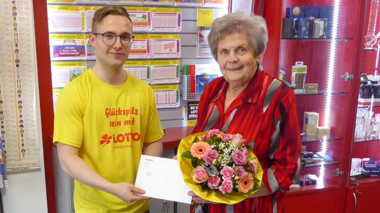  Am Donnerstag wurde ihr der Preis in Perleberg im Laden „Tabak Ambiente“ der Familie Otto überreicht.