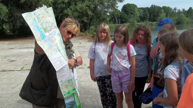 Rangerin Kerstin Titho erklärt den Schülern der Grundschule Wittenburg den Verlauf der Schilde.