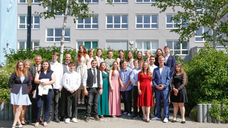 Abschlussbild des ersten Durchganges der diesjährigen Abiturienten des Robert-Stock-Gymnasiums Hagenow.