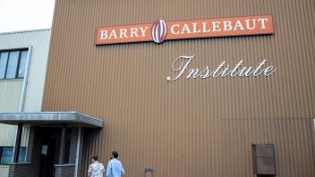Außenaufnahme des Werks von Barry Callebaut in Wieze. Der Schokoladenhersteller hat die Produktion in der Fabrik nach der Entdeckung von Salmonellen eingestellt. Foto: Nicolas Maeterlinck/BELGA/dpa