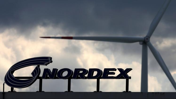 ARCHIV - Über das Rotorblattwerk des Windkraftanlagen-Herstellers Nordex ziehen dunkle Wolken hinweg. Foto: Bernd Wüstneck/dpa/Archivbild