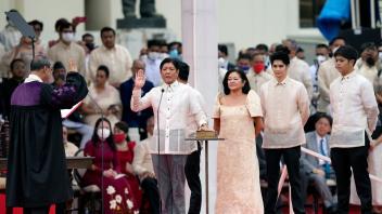 Ferdinand «Bongbong» Marcos Jr. (M) wird in Manila vereidigt. Foto: Aaron Favila/AP/dpa