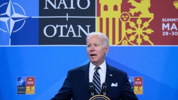 US-Präsident Joe Biden äußert sich bei einer Pressekonferenz zum Abschluss des Nato-Gipfels in Madrid. Foto: Bernd von Jutrczenka/dpa