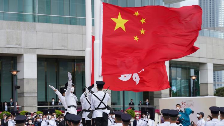 dpatopbilder - Flaggenzeremonie anlässlich der Feierlichkeiten zum 25. Jahrestag der Rückgabe der früheren britischen Kronkolonie an China  auf dem Golden Bauhinia Square. Foto: Magnum Chan/AP/dpa