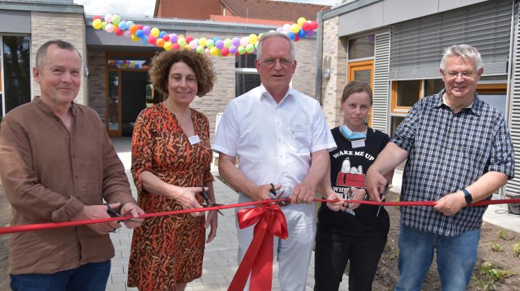 Eröffnung der Offenen Ganztagsschule in der Dorfstraße, rotes Band