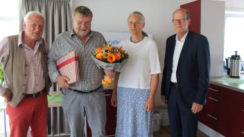 Landarzt im Ruhestand Peter Otzen (zweiter von links), zusammen mit seinem Ex-Kollegen Matthias Schmidt (li.), MVZ-Praxismanagerin Birgit Homuth und MVZ-Geschäftsführer Volker Schümann (re.)