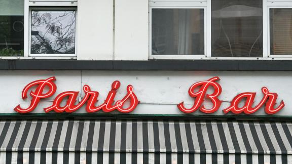PRODUKTION - Der Schriftzug «Restaurant Paris Bar» in der Kantstraße (Berlin). Foto: Jens Kalaene/dpa