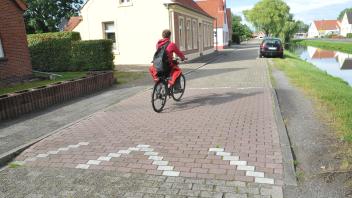 Weniger Hindernisse für Radfahrer soll es auf den Straßen „Wiek links“ (unser Bild) und „Mittelkanal links“ geben.