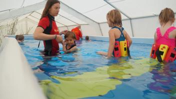 Zwei Wochen lang haben die Kinder der Kita St. Vinzentius in Meppen-Versen ein Schwimmbecken des DLRG Emsland direkt vor der Haustür. 