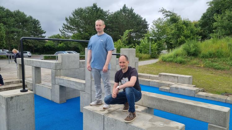 Architekt Kasselmann und Lehrer Sascha Rochhausen auf Parkouranlage Eilun Feer Skuul