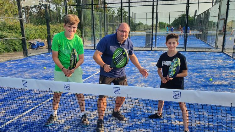 Völlig begeistert von der neuen Padel-Tennis-Anlage sind (von links) Hendrik Steffens, Christian Meyer und Malik Ruggiero.