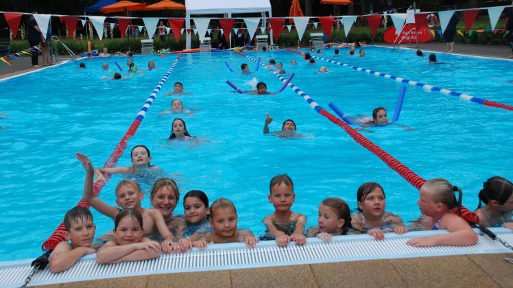 Die Mädchen und Jungen der 1. bis 4. Klasse eröffneten das 12-Stunden-Schwimmen. 