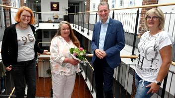 Fachdienstleiterin Karen Becker (v.r.) und Bürgermeister Ralf Wessel gratulierten Monika Dormeyer zur neuen Aufgabe ebenso wie Personalratsvertreterin Anne Willenborg.