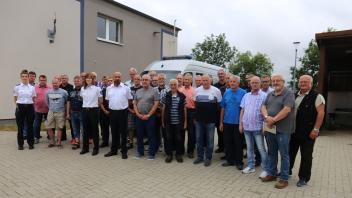 Zum Jubiläum vereint: Aktive und ehemalige Polizisten der Autobahnpolizei in Stolpe trafen sich am Freitag zum 40. Jubiläum der Station.