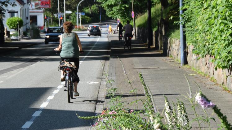 Der Mühlenberg ist ein Nadelöhr für Rad- und Autofahrer und Fußgänger. Dort kommt es immer wieder zu brenzligen Situationen. Jetzt sucht die Polizei Zeugen nach einem Beinahe-Unfall.