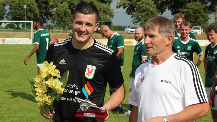 author Frederik Töpfer (l.) erhält von Staffelleiter Bernd Warminski die Torjägerkanone der Landesklasse West 2021/22.