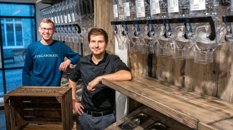 Tom Nissen (l.) und Tobias Tipmann vor der Eröffnung ihres Unverpackt-Ladens.  