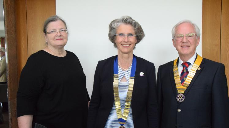 Dr. Regina Bahr (Mitte) ist neue Präsidentin des Rotary Clubs Eckernförde. Sie folgte auf Erika Neubert (l.). Neuer Vizepräsident ist Hans-Joachim Lüdcke.
