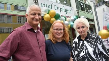 Hohe Leistung: René und Kristina Portwich feiern 20. Jubiläum ihres Unternehmens Vital & Physio. Stammkundin Edda Düwel (r.) gratuliert zum Jubiläum. 