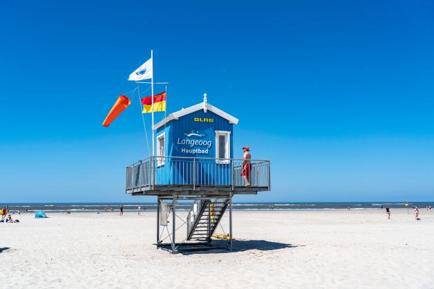 Die Rettungsschwimmer der DLRG arbeiten etwa am Strand wie hier in Langeoog. Die rot-gelbe Flagge bedeutet, dass der Strand bewacht wird. Die Rettungsschwimmer der DLRG arbeiten etwa am Strand wie hier in Langeoog. Die rot-gelbe Flagge bedeutet, dass der Strand bewacht wird.