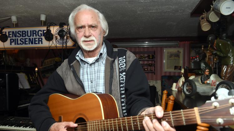 Wolf-Rüdiger Schröter ist 83 Jahre alt und hat vor wenigen Jahren seine alte Liebe zur Musik wiederentdeckt.