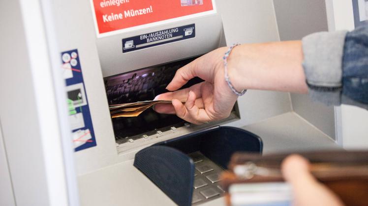 Bamberg, Deutschland 06. Junil 2022: Themenbilder - Symbolbilder - Geld Bankautomaten - 2022 Eine Frau hebt Bargeld mit