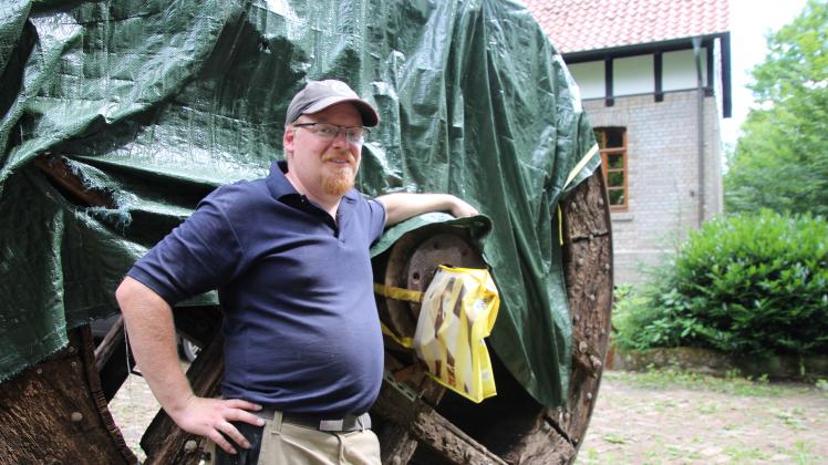 Stephan Witke vom Mühlenverein der Gellenbecker Mühle vor dem alten Wasserrad, Juli 2022.