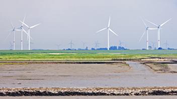 Husum als „Wiege der Energiewende“: Blick vom Dockkoog über die Fahrrinne zu den Windkraftanlagen bei Finkhaushallig.