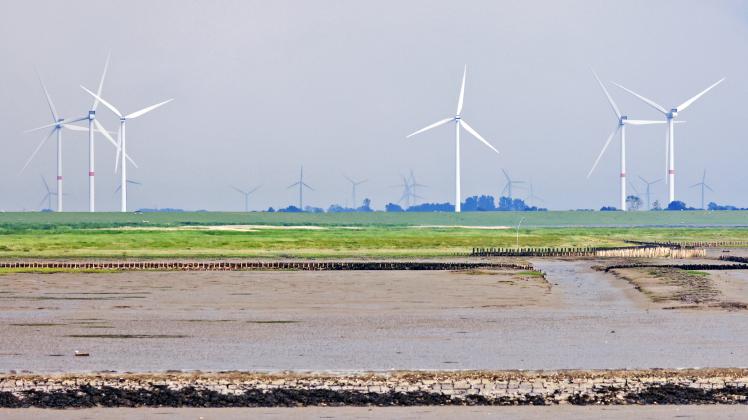 Husum als „Wiege der Energiewende“: Blick vom Dockkoog über die Fahrrinne zu den Windkraftanlagen bei Finkhaushallig.