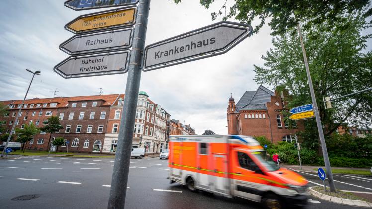 Ein Krankenwagen biegt in die Ritterstraße ein, Ziel: Imland-Klinik.